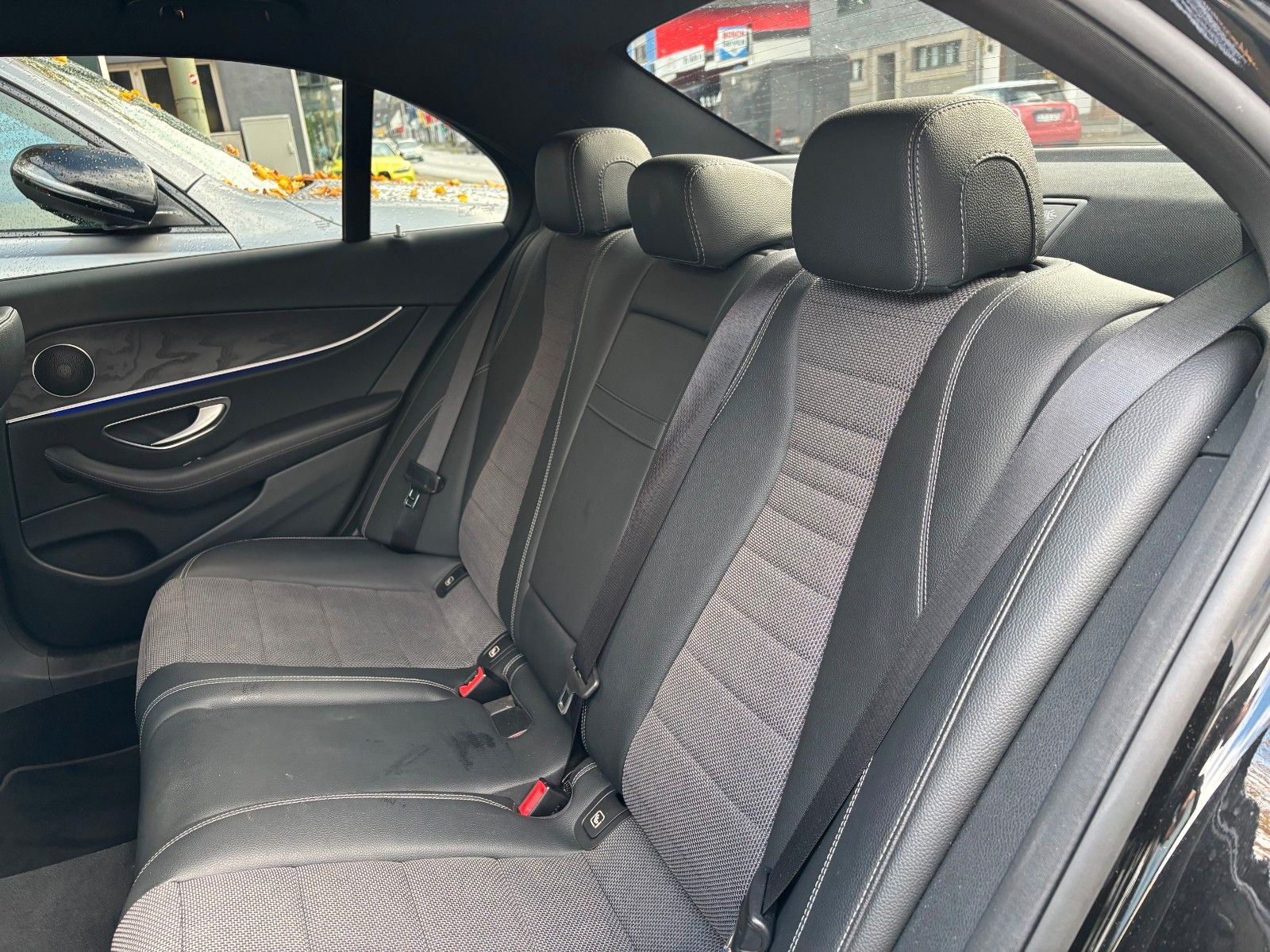 Fahrzeugabbildung Mercedes-Benz E 220d *Ambiente*Kamera*ACC*LED*SHZ