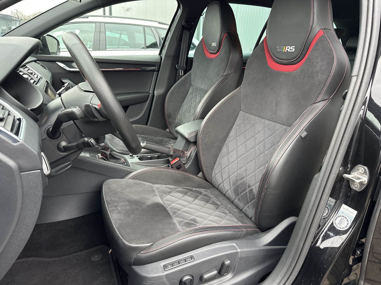 Fahrzeugabbildung SKODA Octavia Combi 2.0 TSI DSG RS NAV+LED+AHK+KAMERA