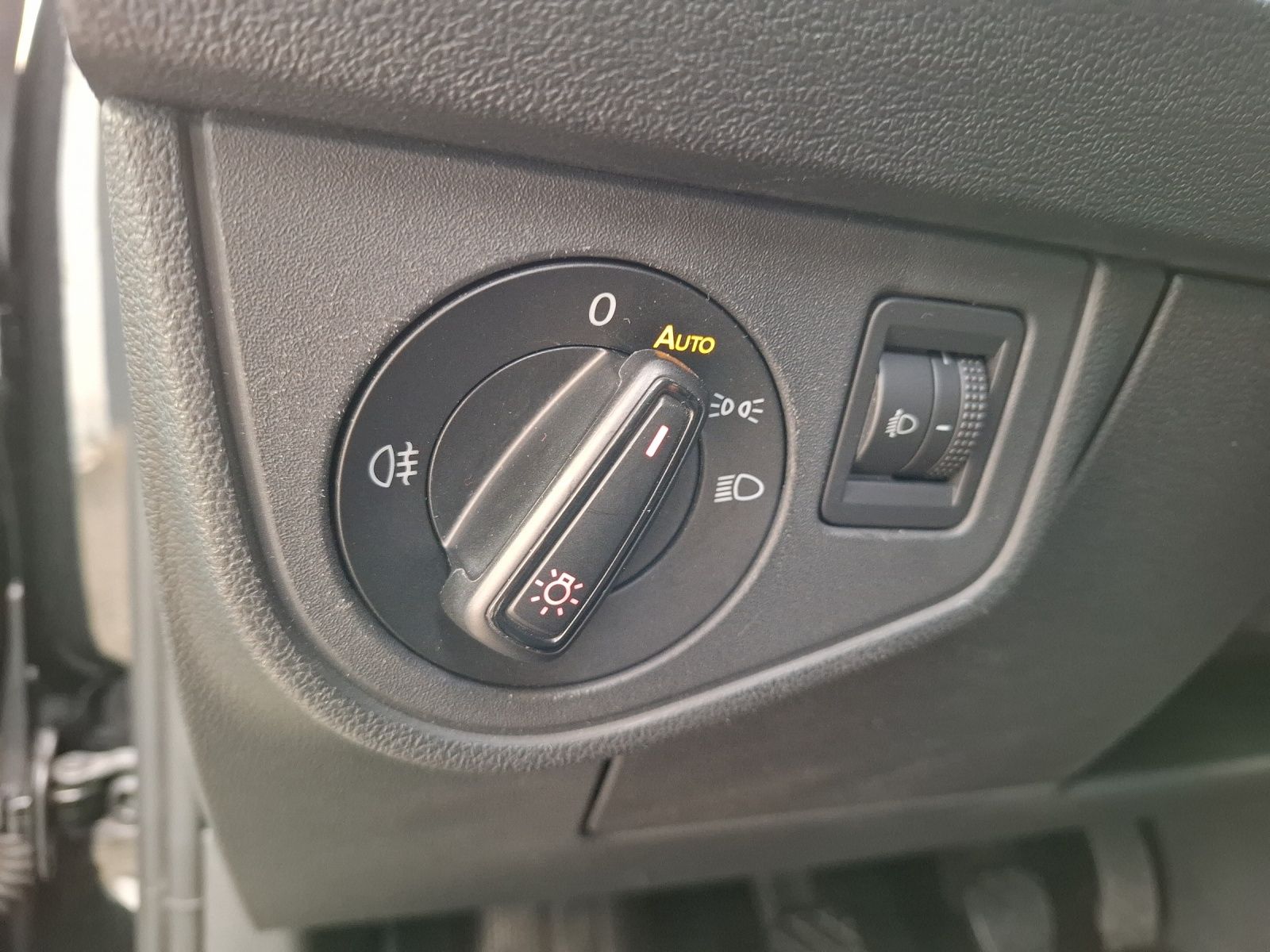 Fahrzeugabbildung Volkswagen Polo 1.0 Trendline Klima DAB SH