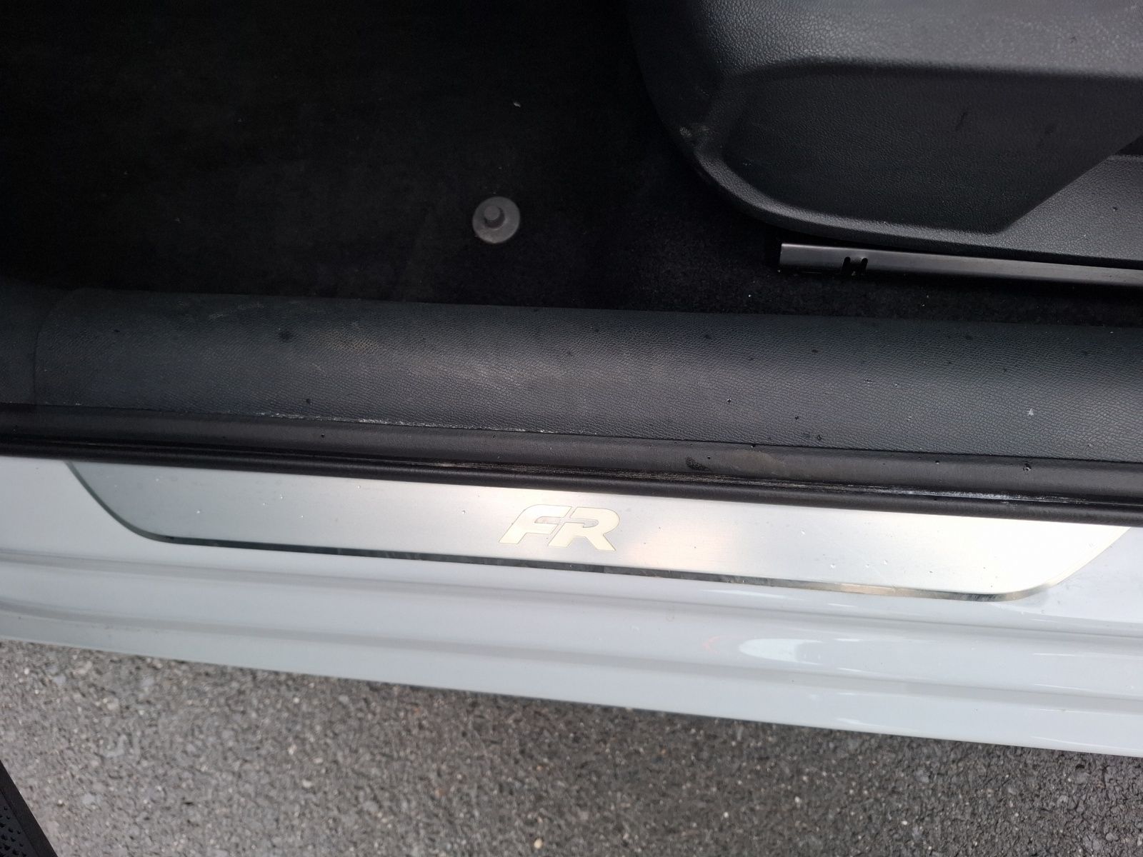 Fahrzeugabbildung SEAT Leon ST eTSI FR DSG LED Navi VC ACC RFK SH