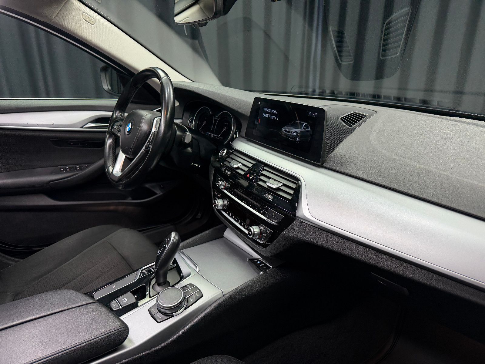 Fahrzeugabbildung BMW 530I Limousine|Driving Assistant|NAVI|PDC