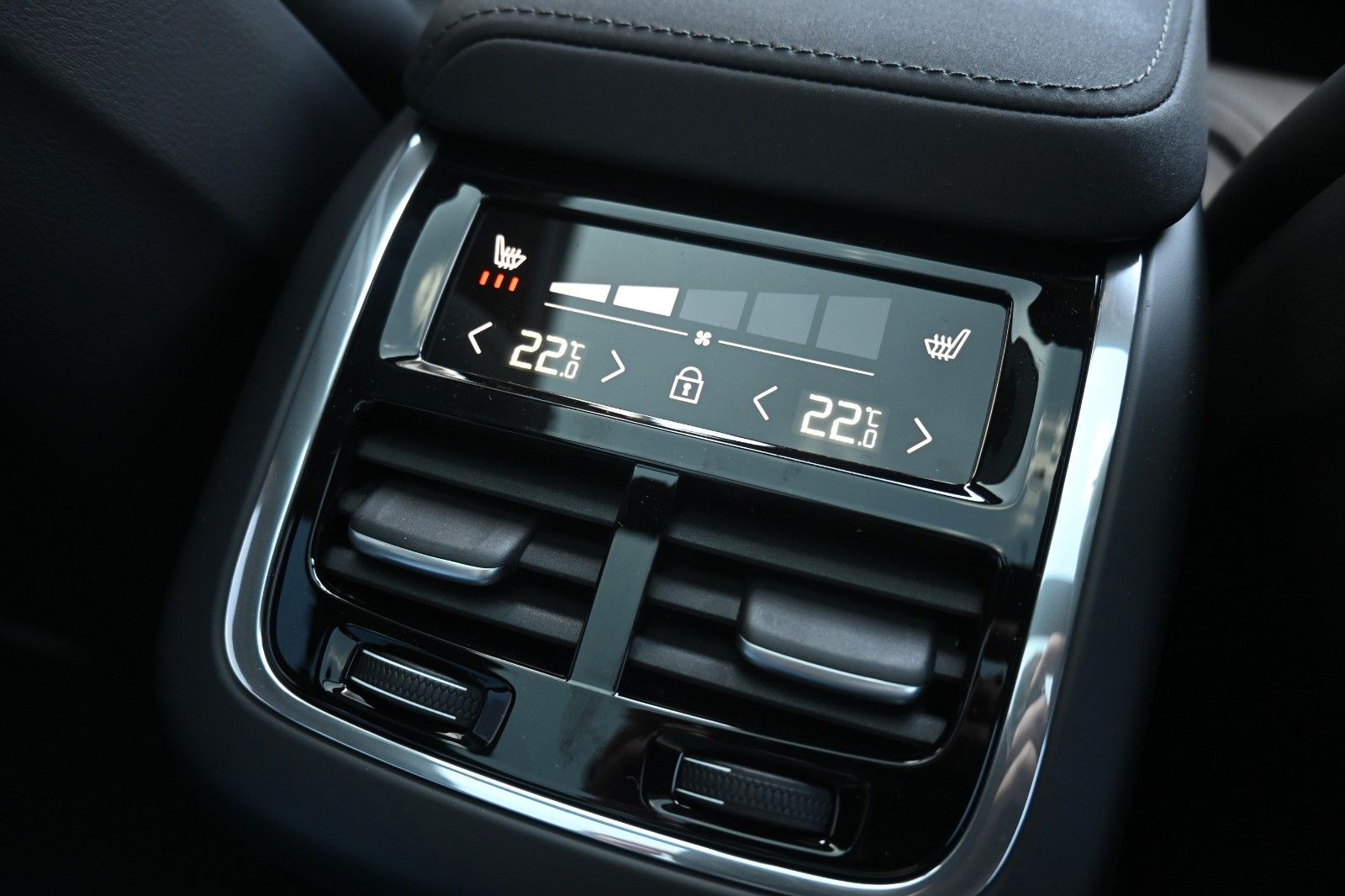 Fahrzeugabbildung Volvo XC60 B5 AWD Ultra Black Edition*LUFT*360*ACC*AHK