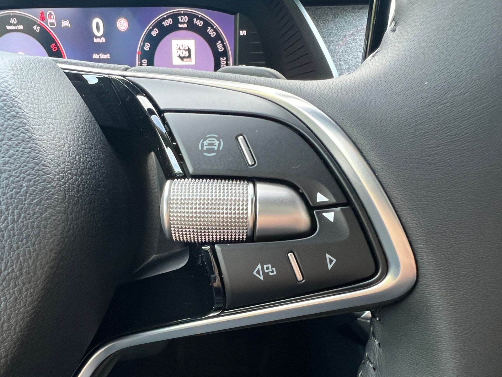 Fahrzeugabbildung SKODA Octavia Combi Tour 2.0 TDI DSG *AHK, LED, ACC, K