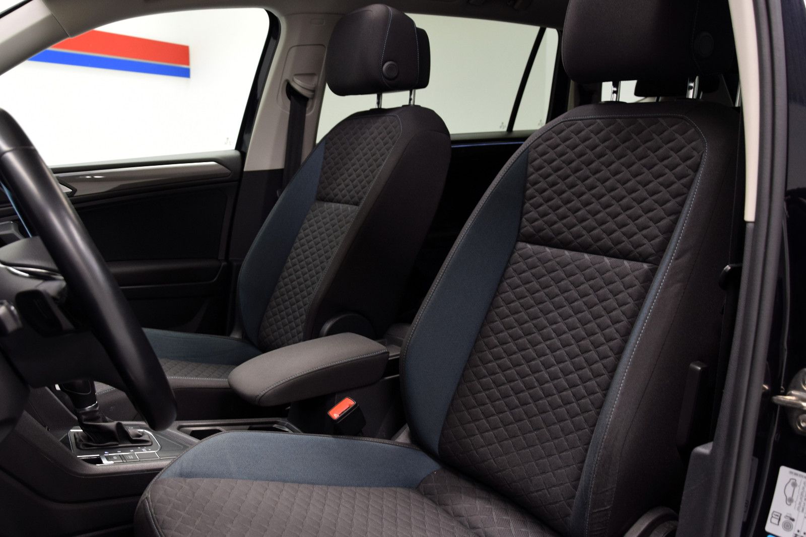 Fahrzeugabbildung Volkswagen Tiguan Allspace R-Line IQ.DRIVE, Pano, HuD, 19"