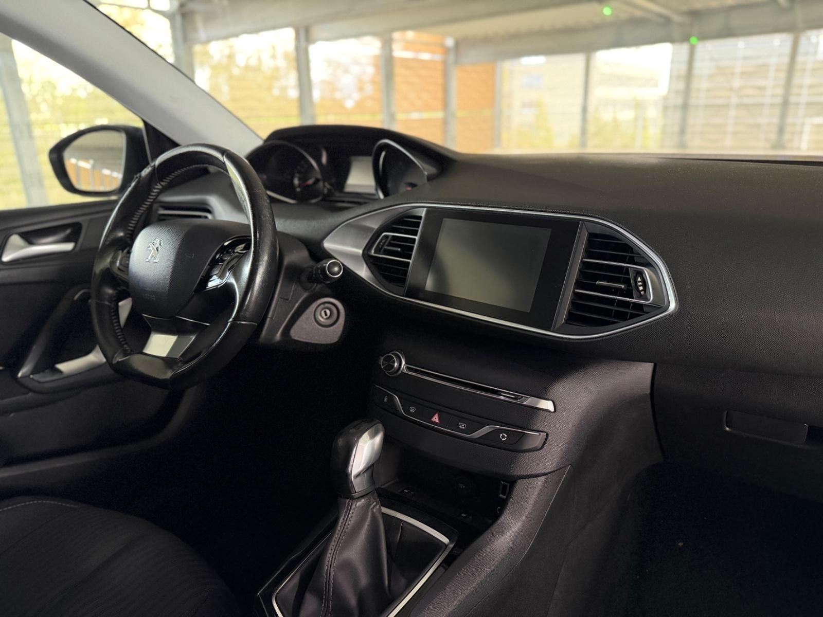 Peugeot 308 2015 — photo 16