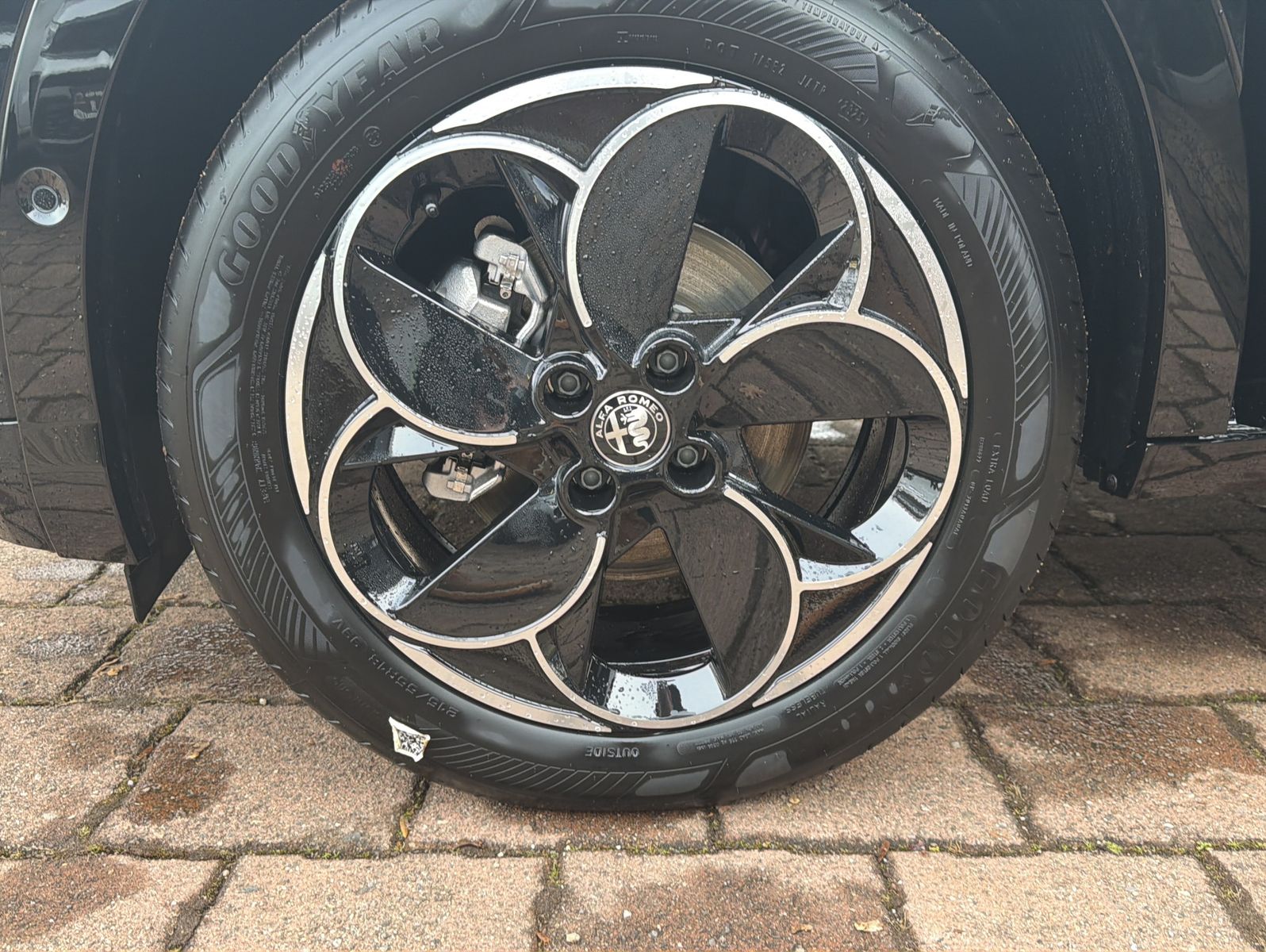 Fahrzeugabbildung Alfa Romeo Junior Ibrida 1.2 VGT 48V-Hybrid 107 kW Q4