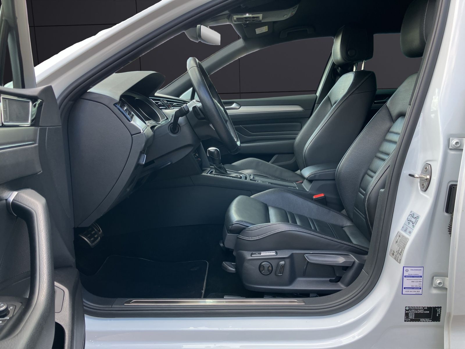 Fahrzeugabbildung Volkswagen Passat Variant R-Line TSI DSG LED ACC NAVI RFK S