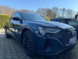 Audi Q8 e-tron Advanced, Leder, AHK, Matrix, 21 Zoll - blaue Audi Q8 e-tron