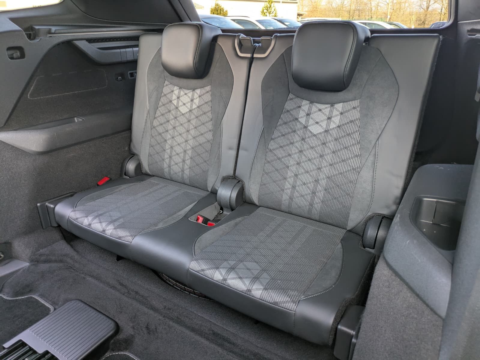 Fahrzeugabbildung Volkswagen Tayron 2.0 TDI 4M R-Line BLACK*7Si*MATRIX*PANO