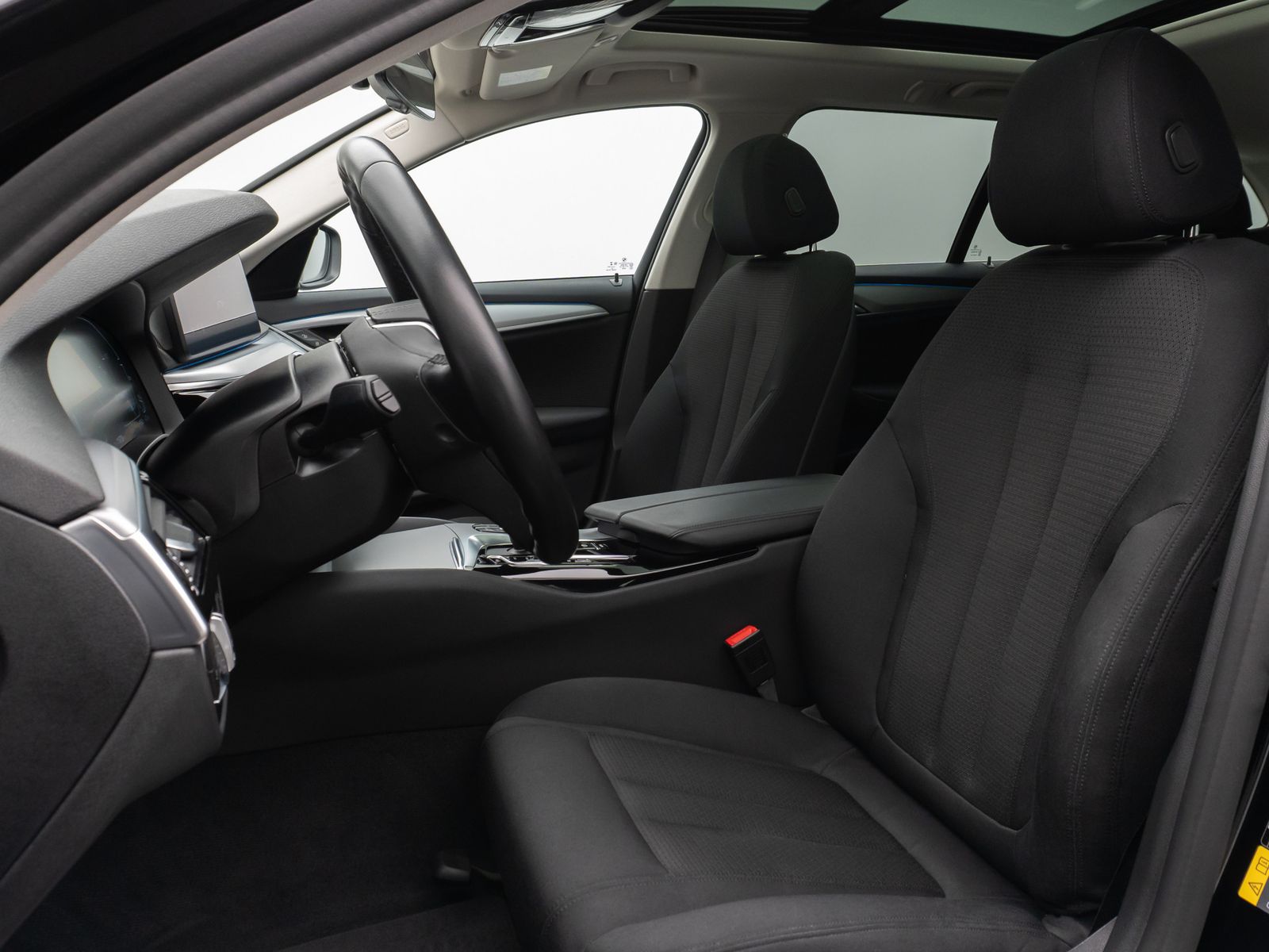 Fahrzeugabbildung BMW 530e xD Panorama Kamera CockPiPro DAB Alarm LED