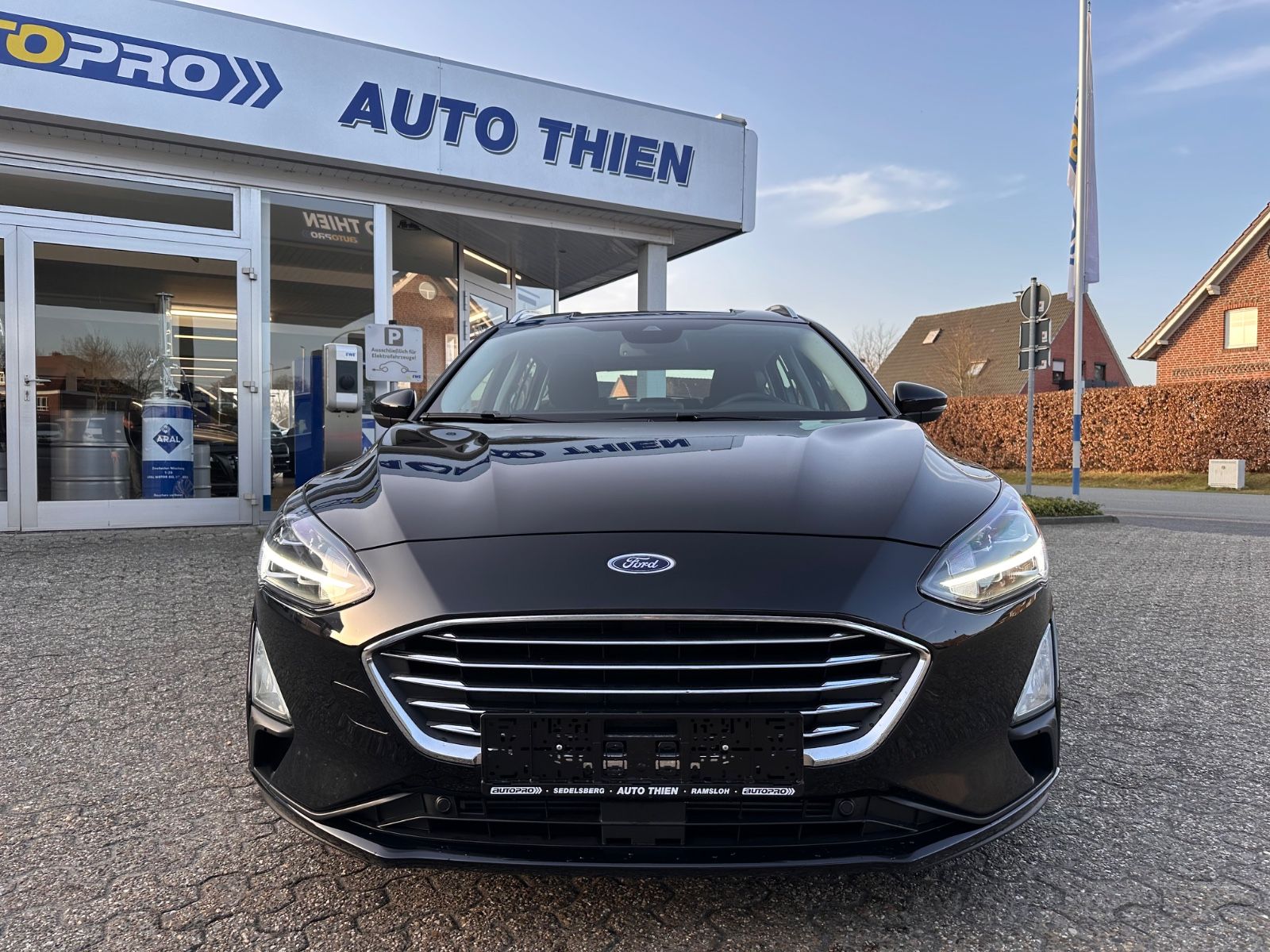 Fahrzeugabbildung Ford Focus Turnier Titanium 1.0 EB Navi/APP/LED/eHeck