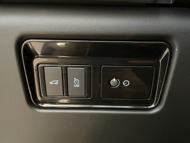 Fahrzeugabbildung Jaguar F-PACE P550 SVR AWD Panoramadach AHK elk. & 22"