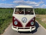 Volkswagen T1 Samba Oldtimer restauriert - rote Volkswagen T1