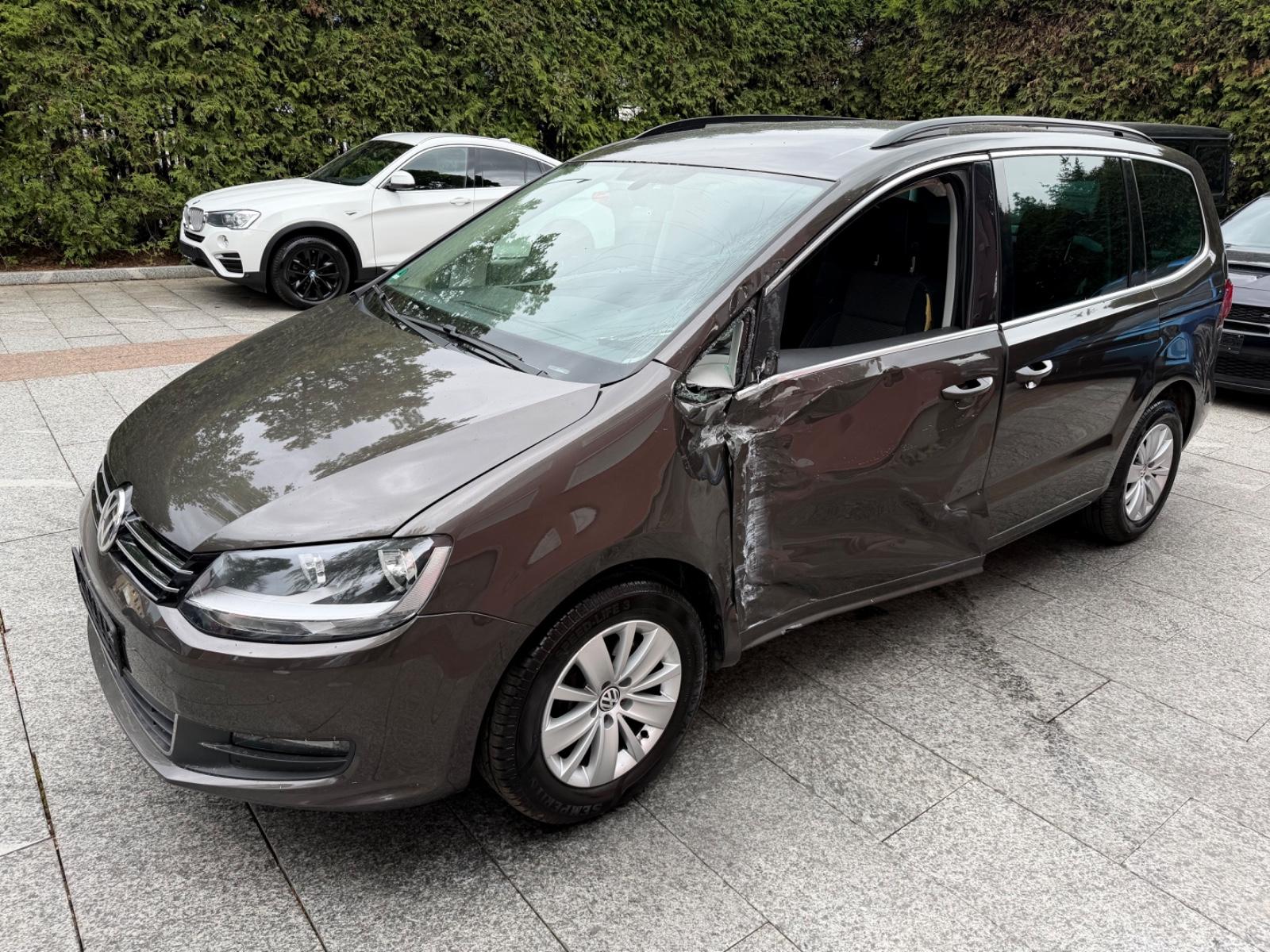 Volkswagen Sharan 2.0 TDI DSG *7-Sitzer*Navi*AHK*1.Hand*