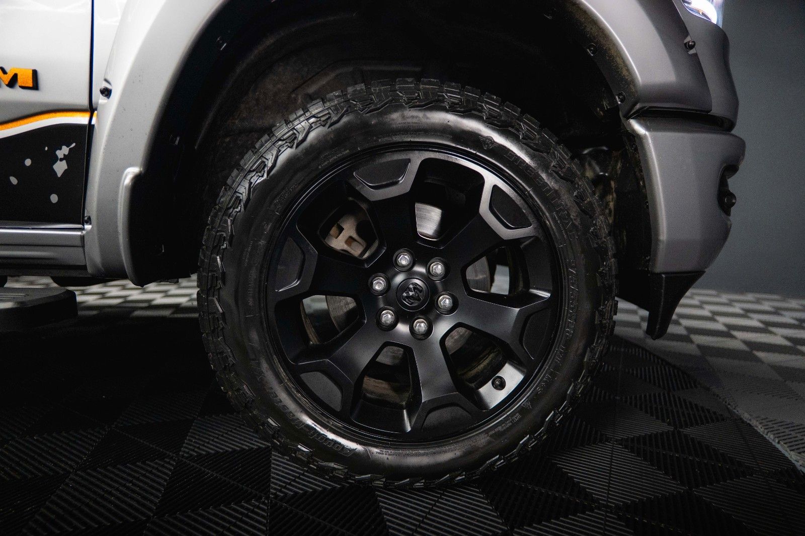 Fahrzeugabbildung Dodge RAM 5.7 V8 HEMI 4x4 OFFROAD Night-Paket *LED*19%