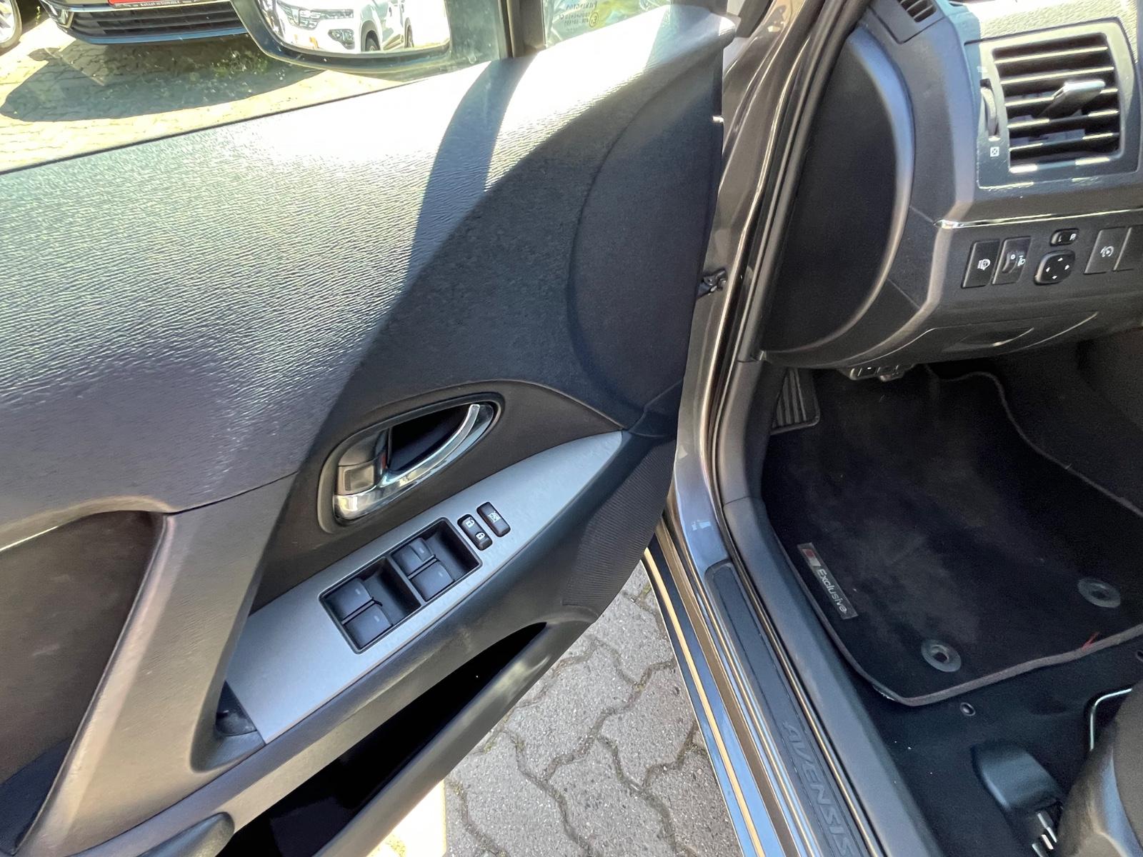 Toyota Avensis 2011 — photo 9