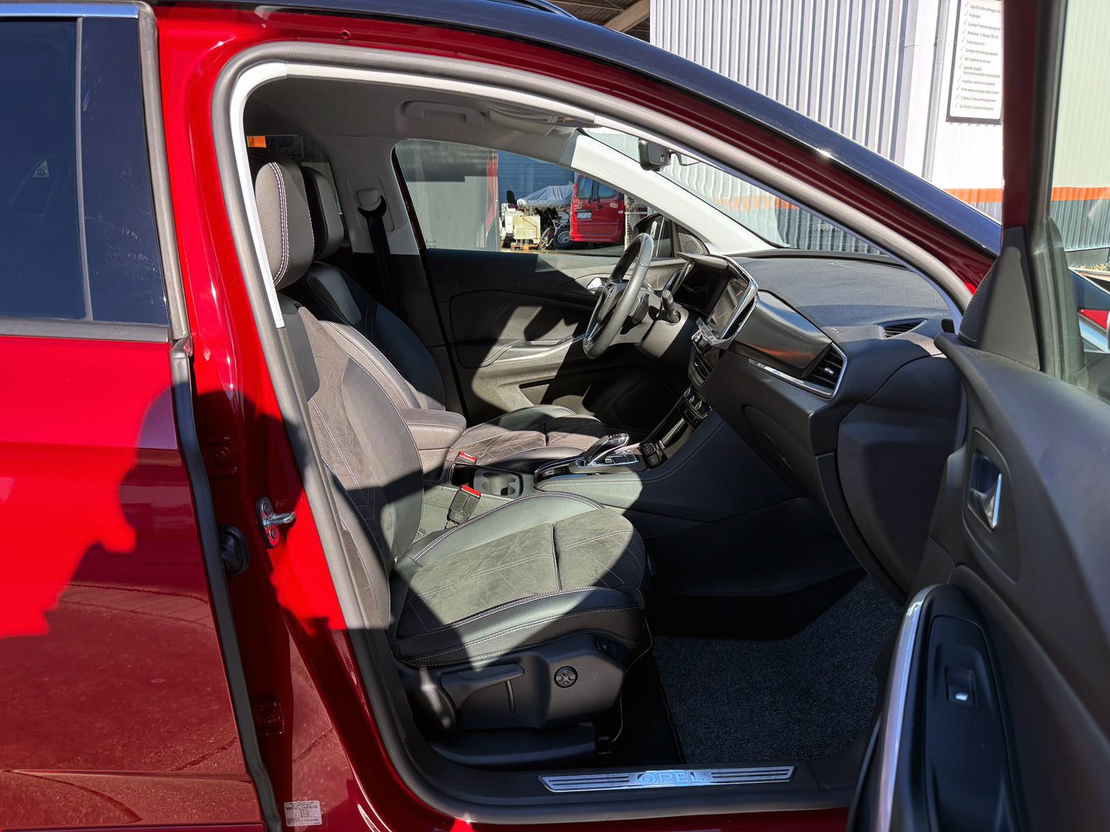 Fahrzeugabbildung Opel Grandland Ultimate PlugIn 1.6 Turbo ACC 360° AHK