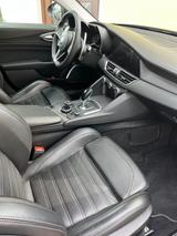 Alfa Romeo Giulia 2.0 Turbo 16V 206 kW AT8-Q4 Veloce Veloce - Alfa Romeo: Veloce