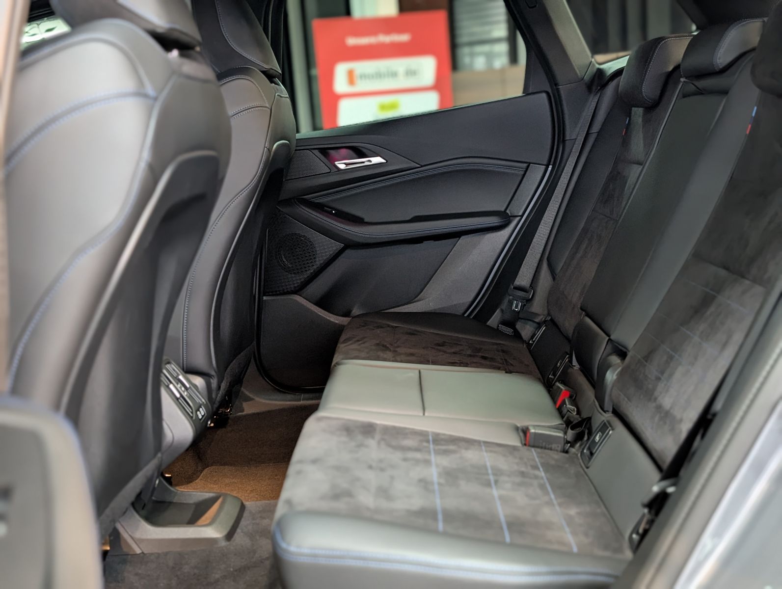 Fahrzeugabbildung BMW 218 Active Tourer  M Sport SHADOW PANO AHK LEDER