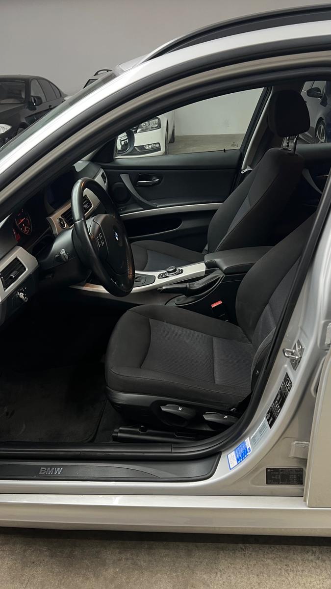 BMW 318 2010 — photo 12