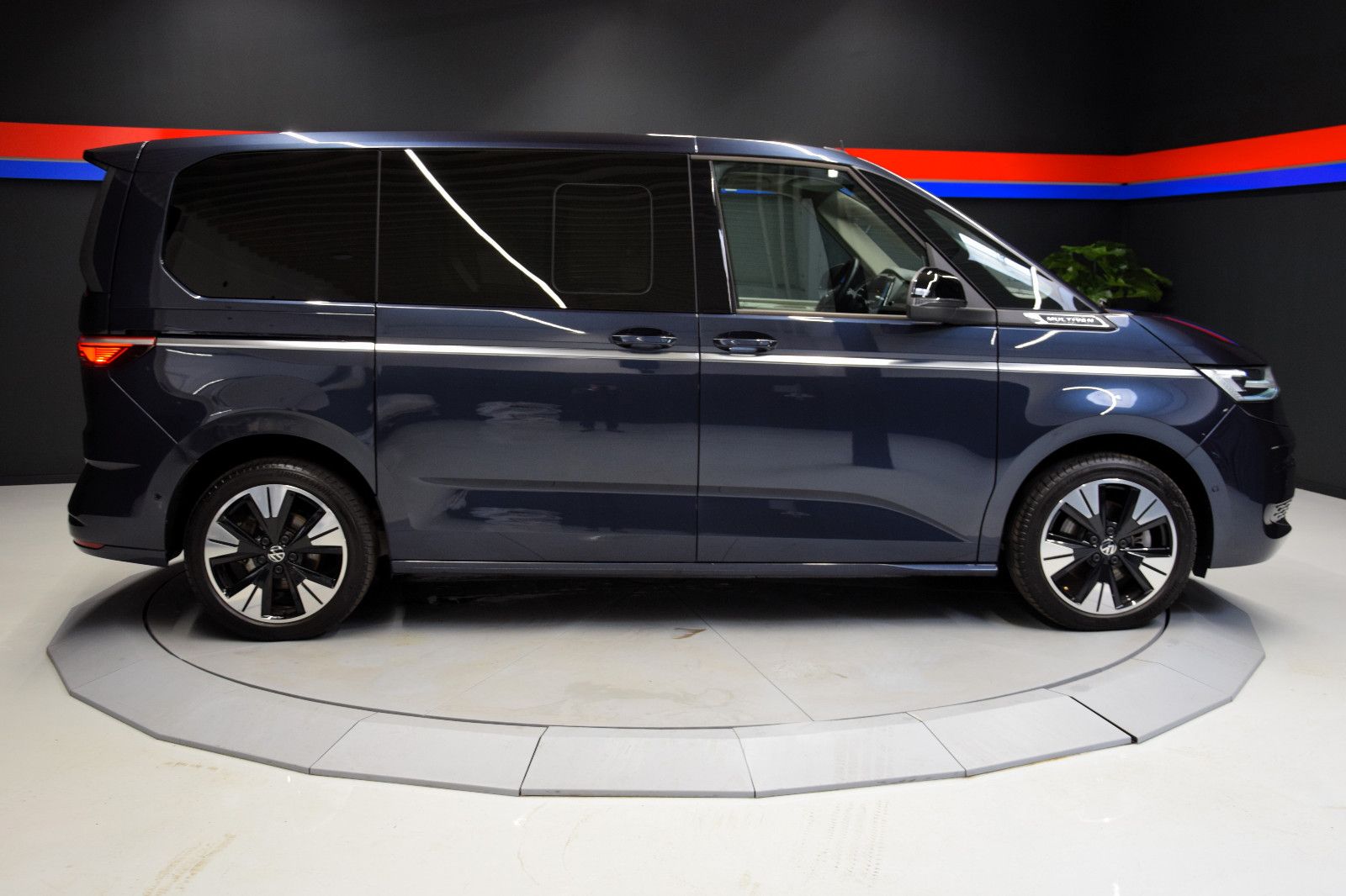 Fahrzeugabbildung Volkswagen T7 Multivan Style DSG Pano AHK 7-Sitze IQ-Light