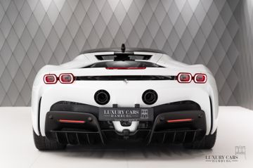 SF90 2022 WHITE CARBON LIFTING CAMERA