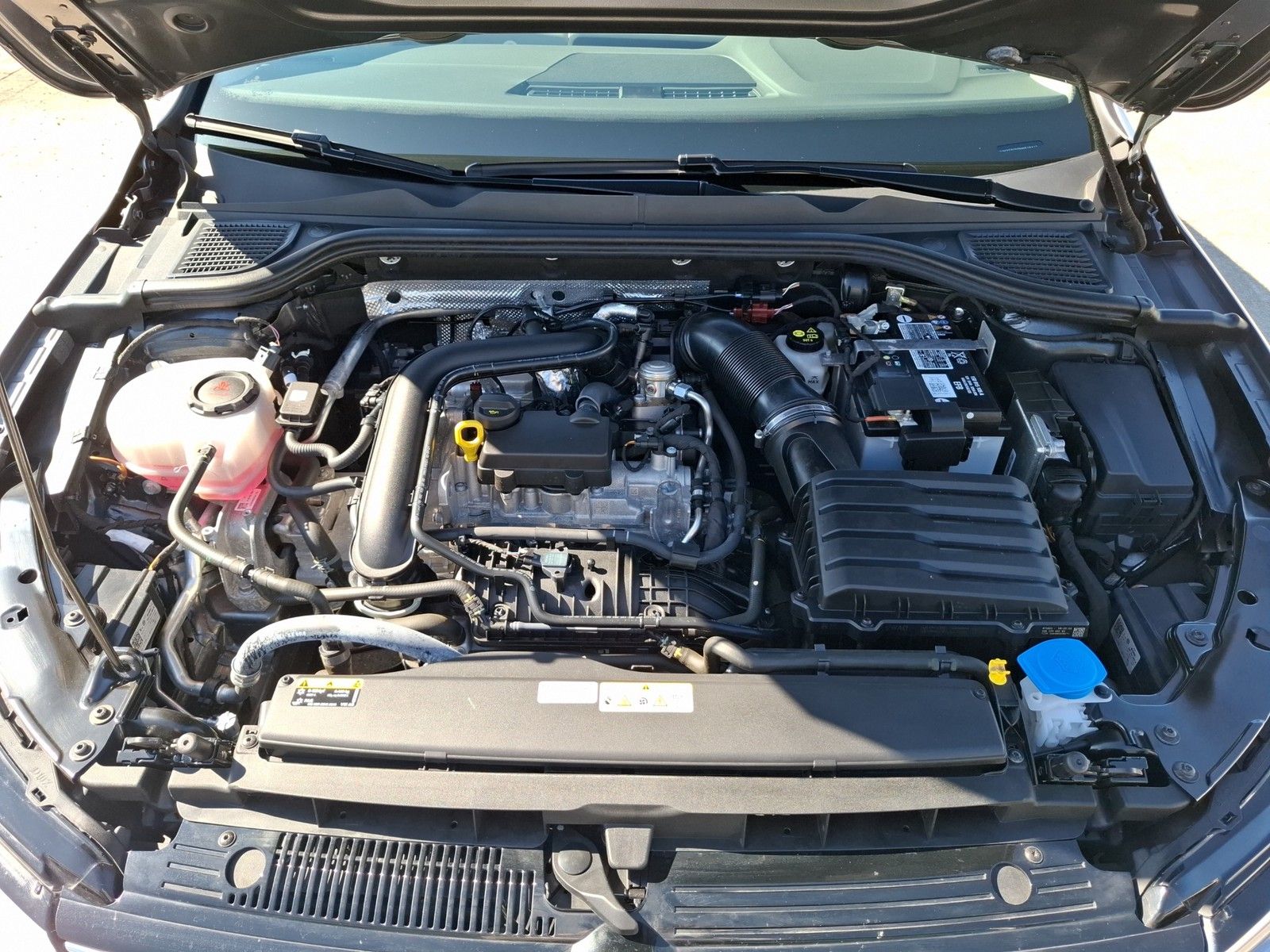 VW Golf VIII Variant 1.0 TSI Life KLIMA / NAVI / AH - Image 17