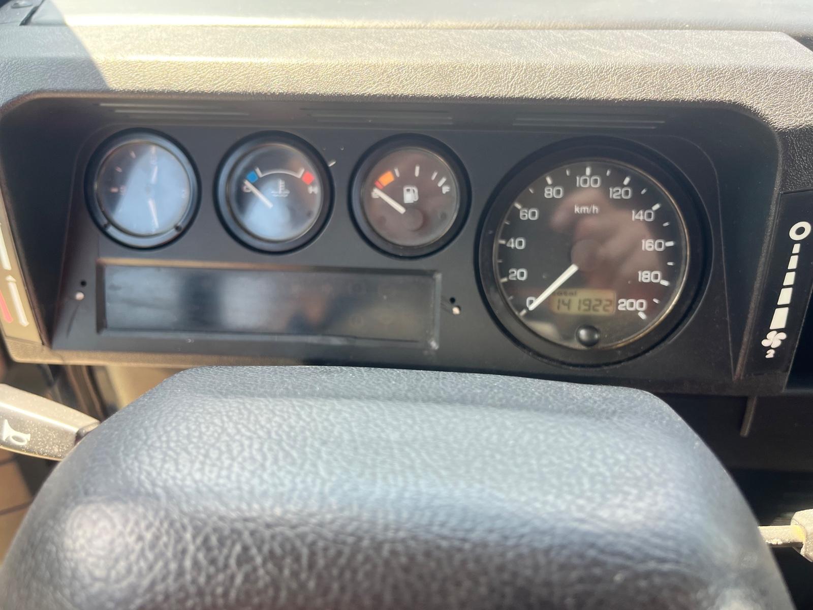 Land Rover Defender 2.5 TD5 90 E 122ch - Empattement court - CT récent - Carnet entretien - Attelage