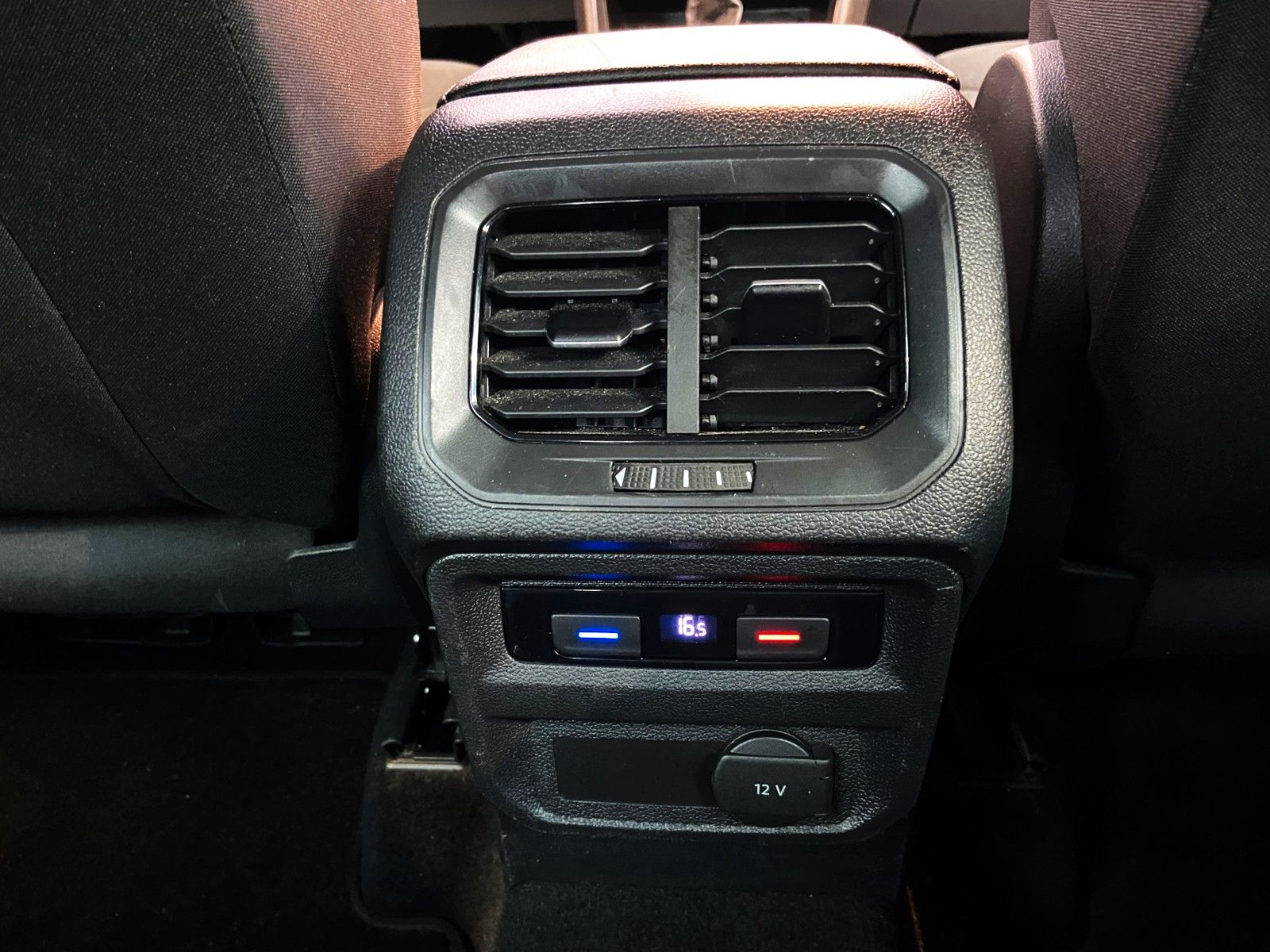 Volkswagen Tiguan Highline BMT 4 4Motion Automatik LED Navi foto 22