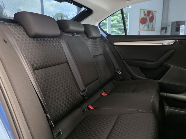 SKODA Octavia — Foto 29