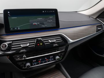 Fahrzeugabbildung BMW 520d xD Luxury Line Kamera HUD DAB HiFi DisplKey