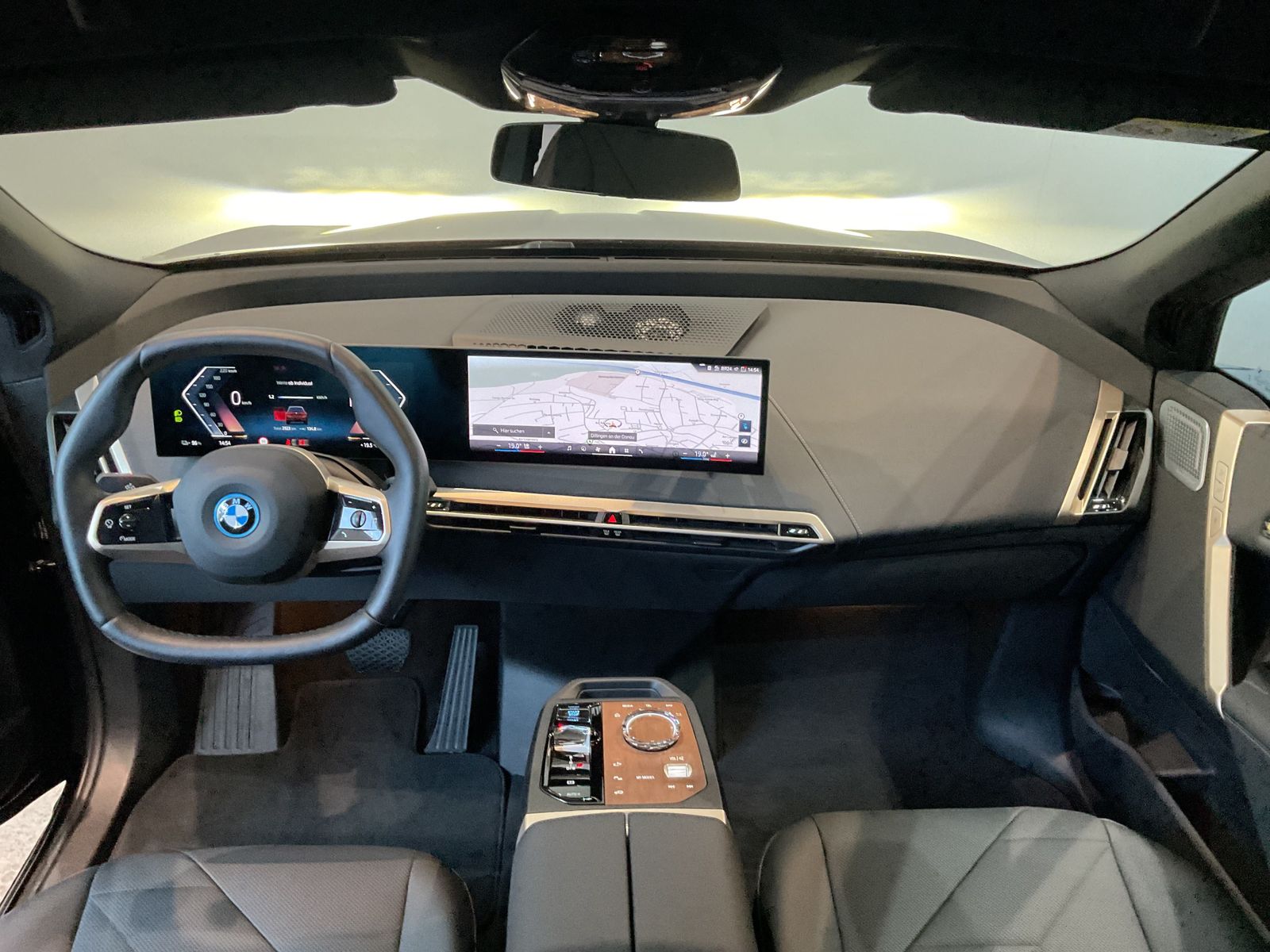 Fahrzeugabbildung BMW iX xDrive50 Sportpaket, aktive Sitzbelüftung vor