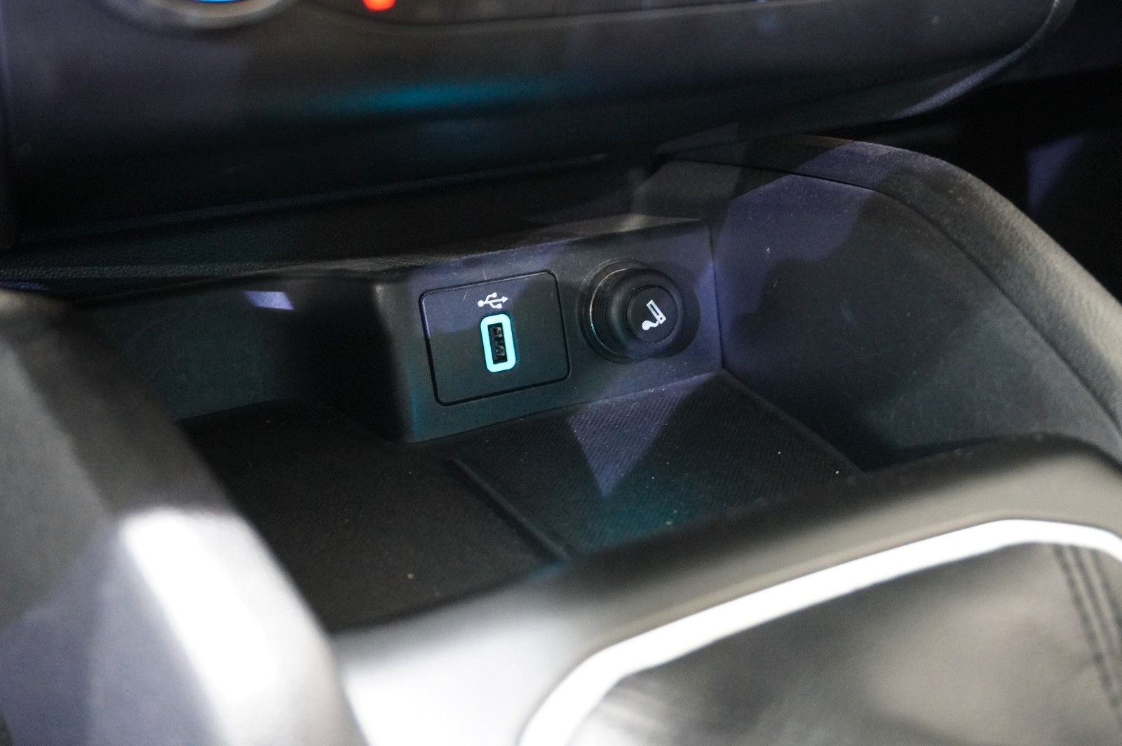 Fahrzeugabbildung Ford Focus Lim. 1.0 COOL & CONN. NAVI/LED/SPORT/SHZ