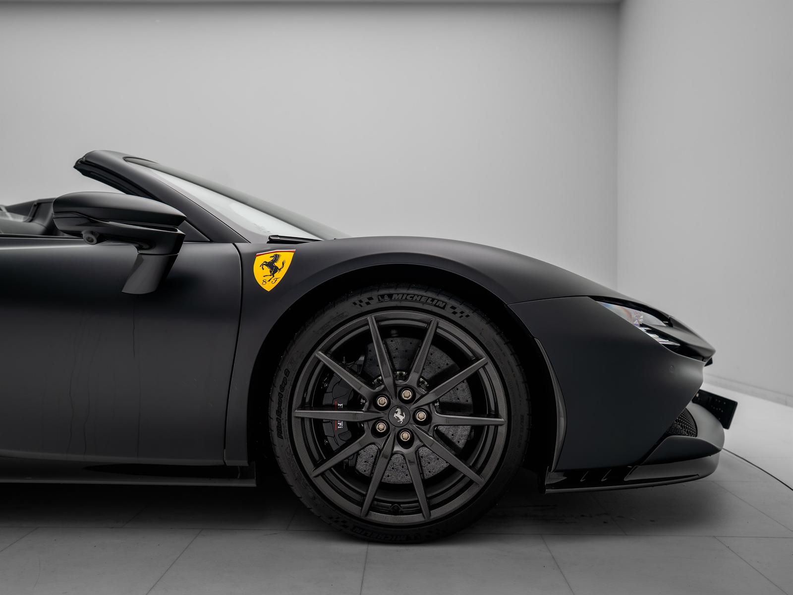 Ferrari SF90 Spider NERO OPACO - FERRARI HAMBURG