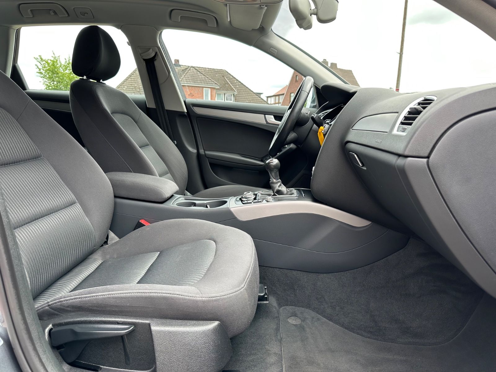 Fahrzeugabbildung Audi A4 Avant 1.8 TFSI S Line AHK/BiXenon/Navi/SHZG