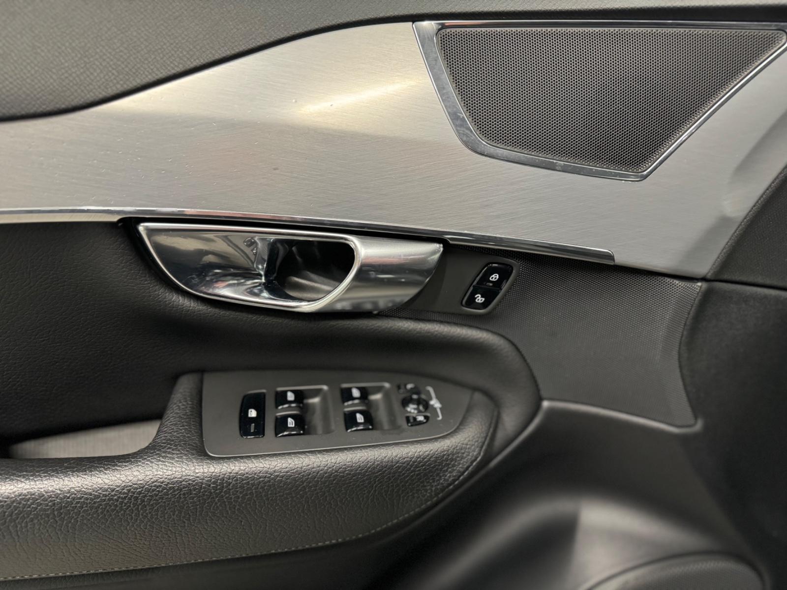 Volvo XC 90 Momentum AWD Navi SHZ LHZ LED 7-Sitzer