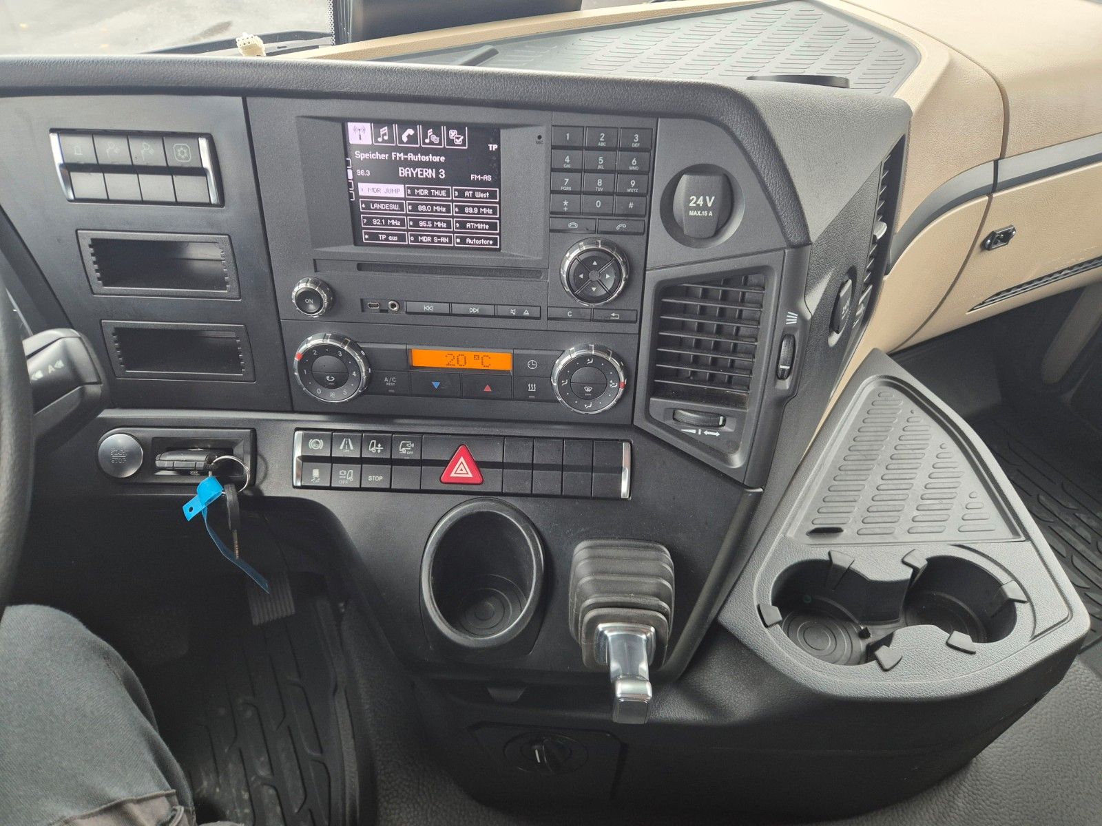 Fahrzeugabbildung Mercedes-Benz Actros 2653 LS 6x4 Retarder 120.000kg