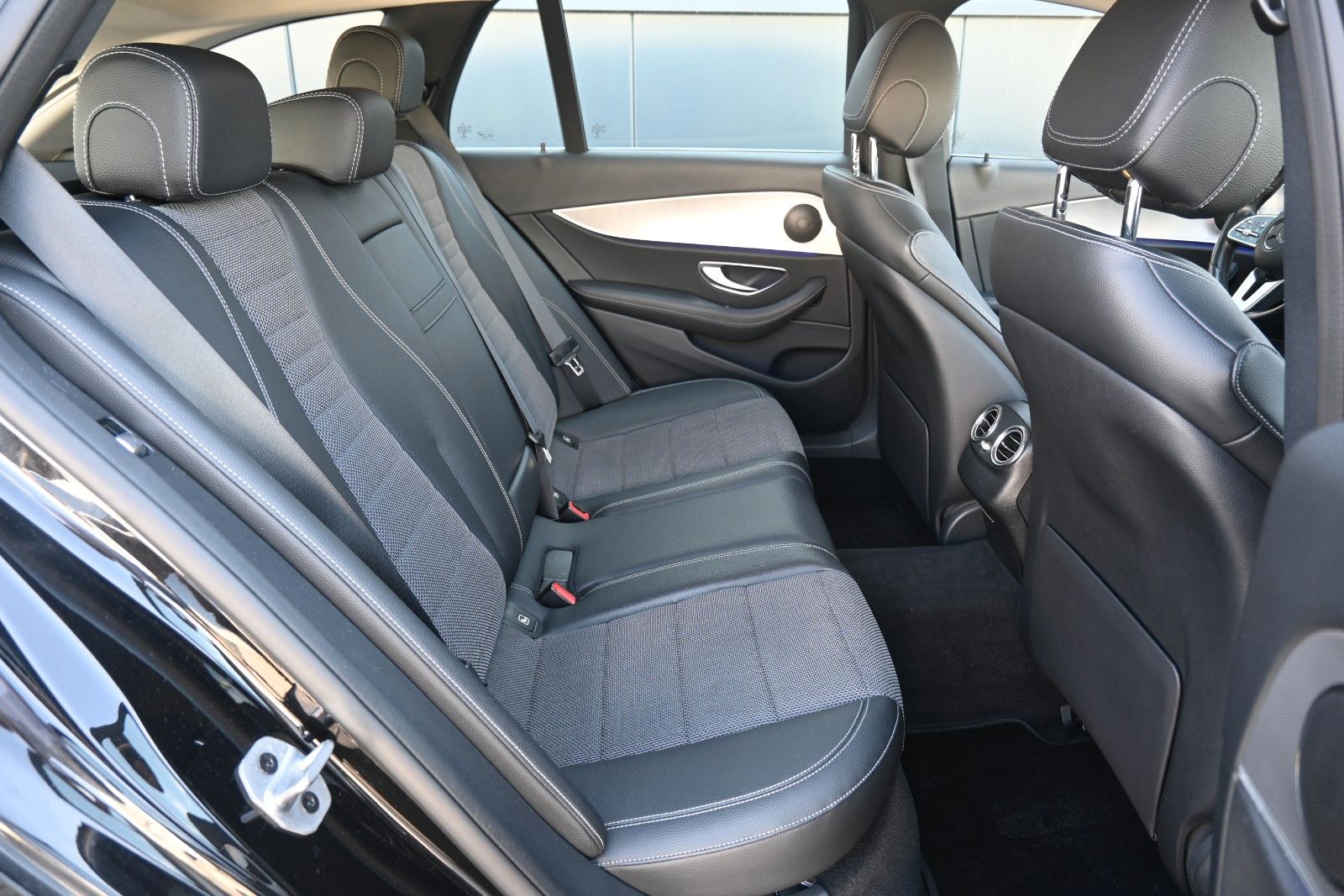 Fahrzeugabbildung Mercedes-Benz E 200 Autom. T-Modell 4Matic*RFK*LED*BLIS*