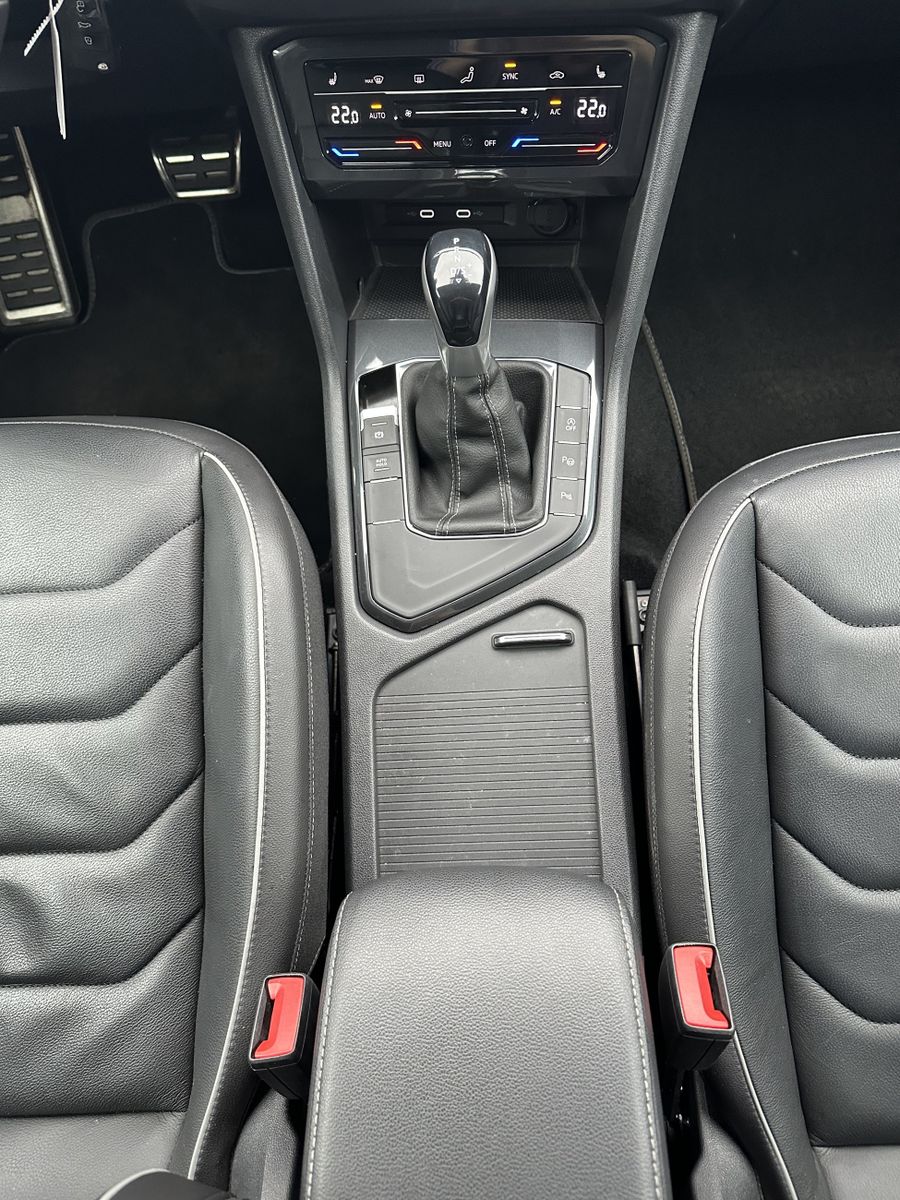 Fahrzeugabbildung Volkswagen Tiguan 2.0 TDI DSG R-Line Black NAV+IQ-LIGHT+ACC