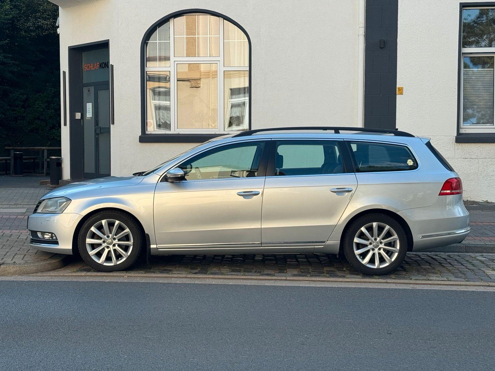Volkswagen Passat 2011 — rear view