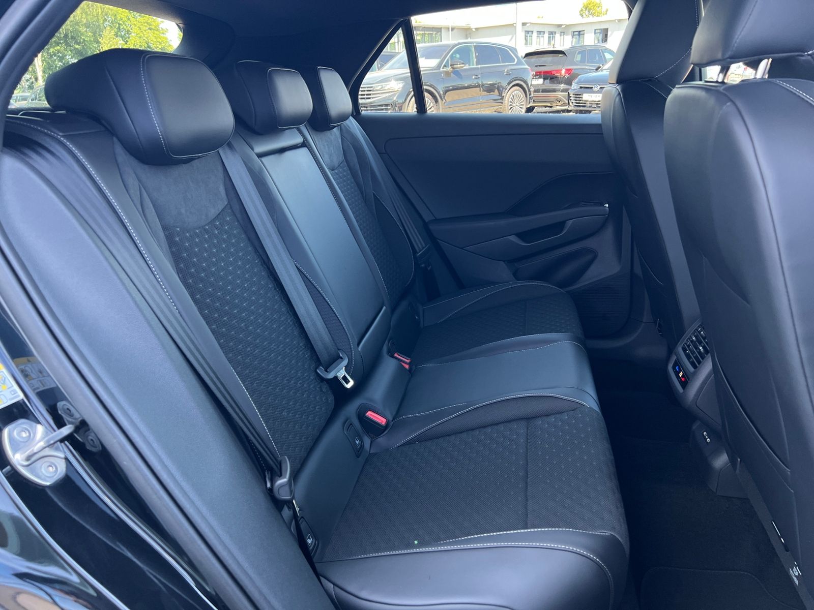 Fahrzeugabbildung Volkswagen T-Roc R-Line 1.5 eTSI DSG *BlackStyle,IQ-Light,N