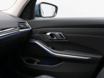 Fahrzeugabbildung BMW 320d Luxury Line Kamera HUD DAB HiFi Komfort LED