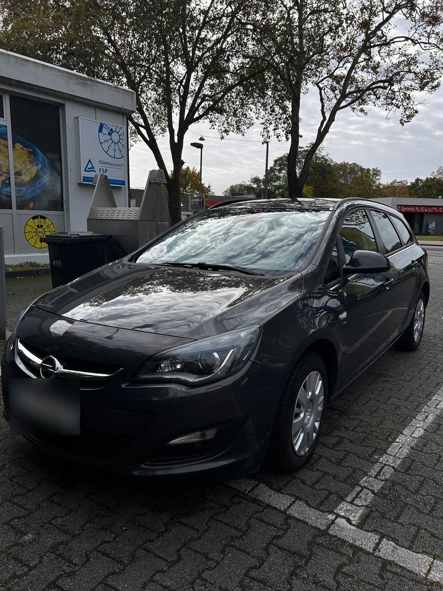 Opel Astra 2014 — вигляд ззаду