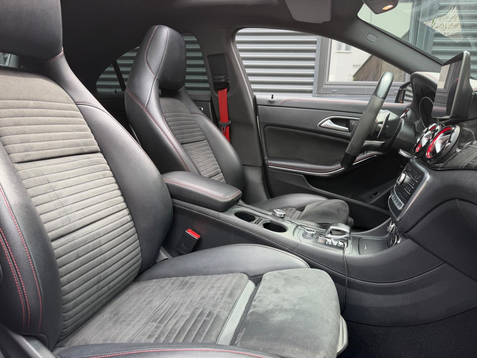 MERCEDES-BENZ CLA 45 AMG 381ch 4MATIC PERFORMANCE PANO MEMORY CARBON ÉCHAPP PERFORMANCE
