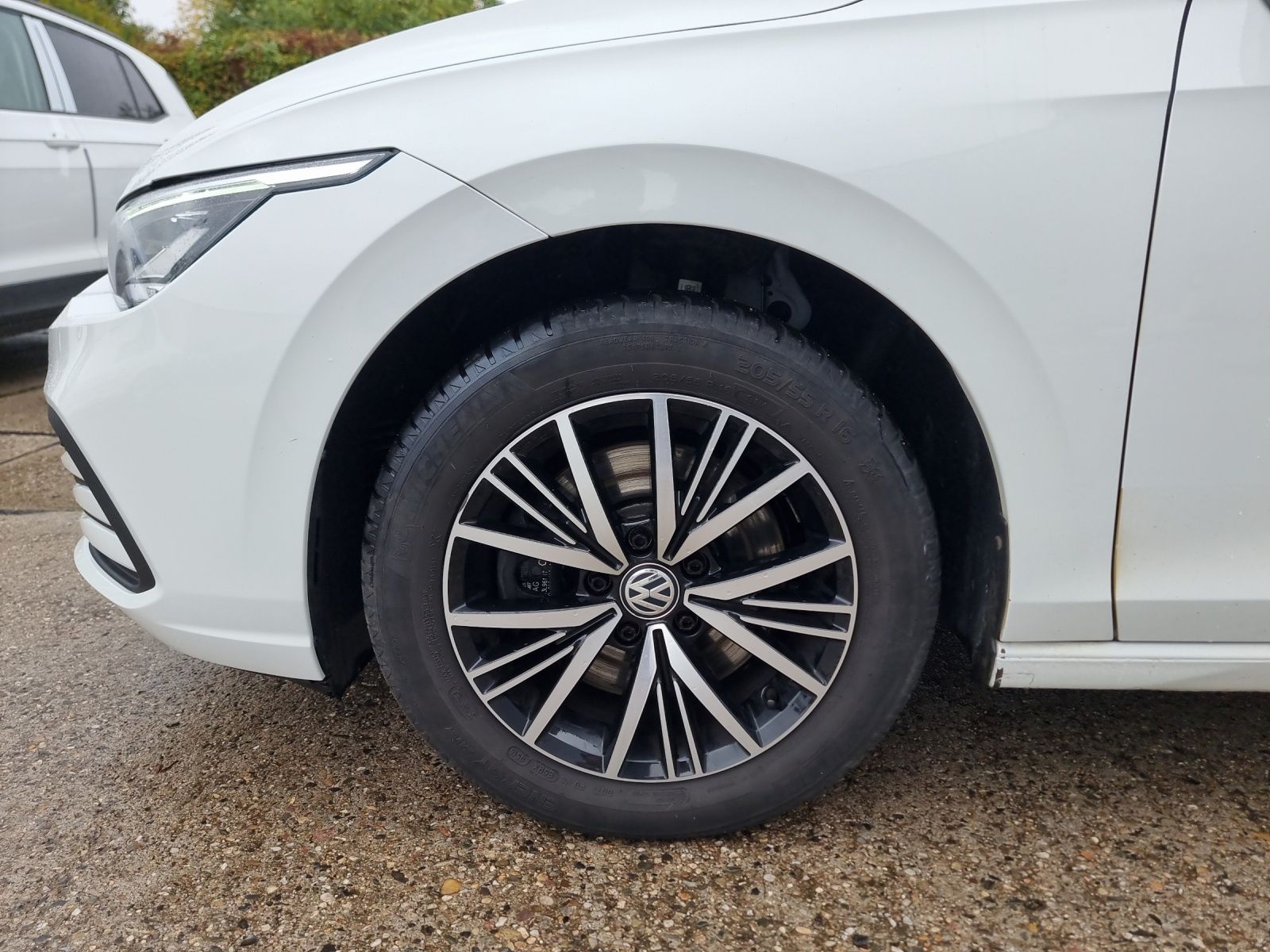 Fahrzeugabbildung Volkswagen Golf VIII Variant Business TDI DSG LED ACC SHZ P