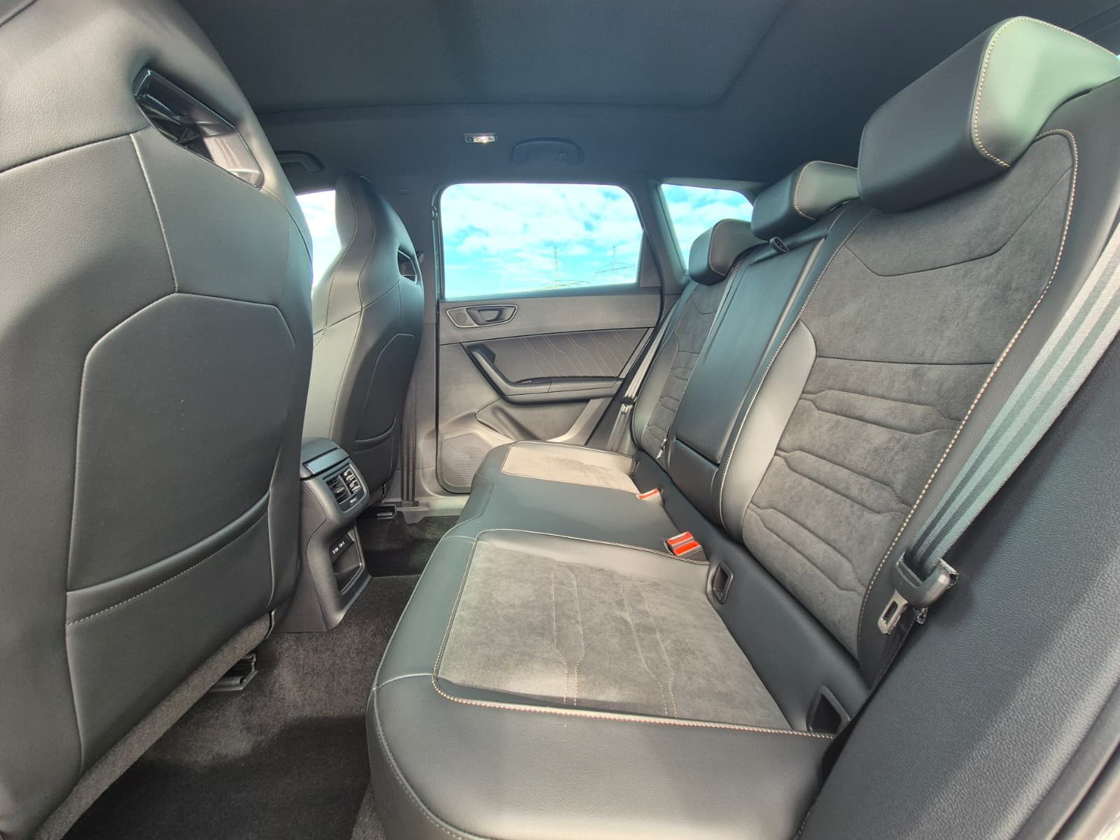 Fahrzeugabbildung CUPRA Ateca 1.5 TSI DSG PANO*DINAMICA*ACC*KAM*AHK*19"