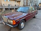 Mercedes-Benz 230 E OLDTIMER - Mercedes-Benz 230 Gebrauchtwagen in Berlin