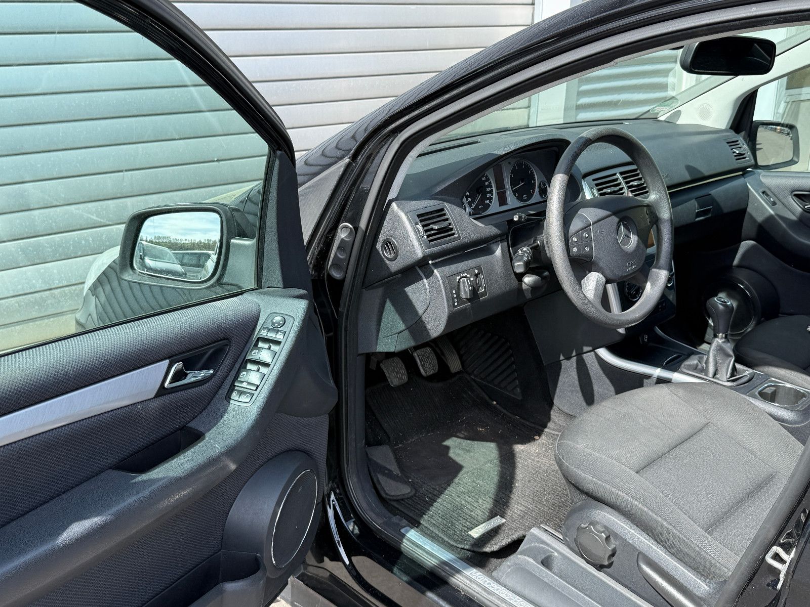 Fahrzeugabbildung Mercedes-Benz B 180 1.7 Benziner Klimaanlage Navi Tempomat SHZ