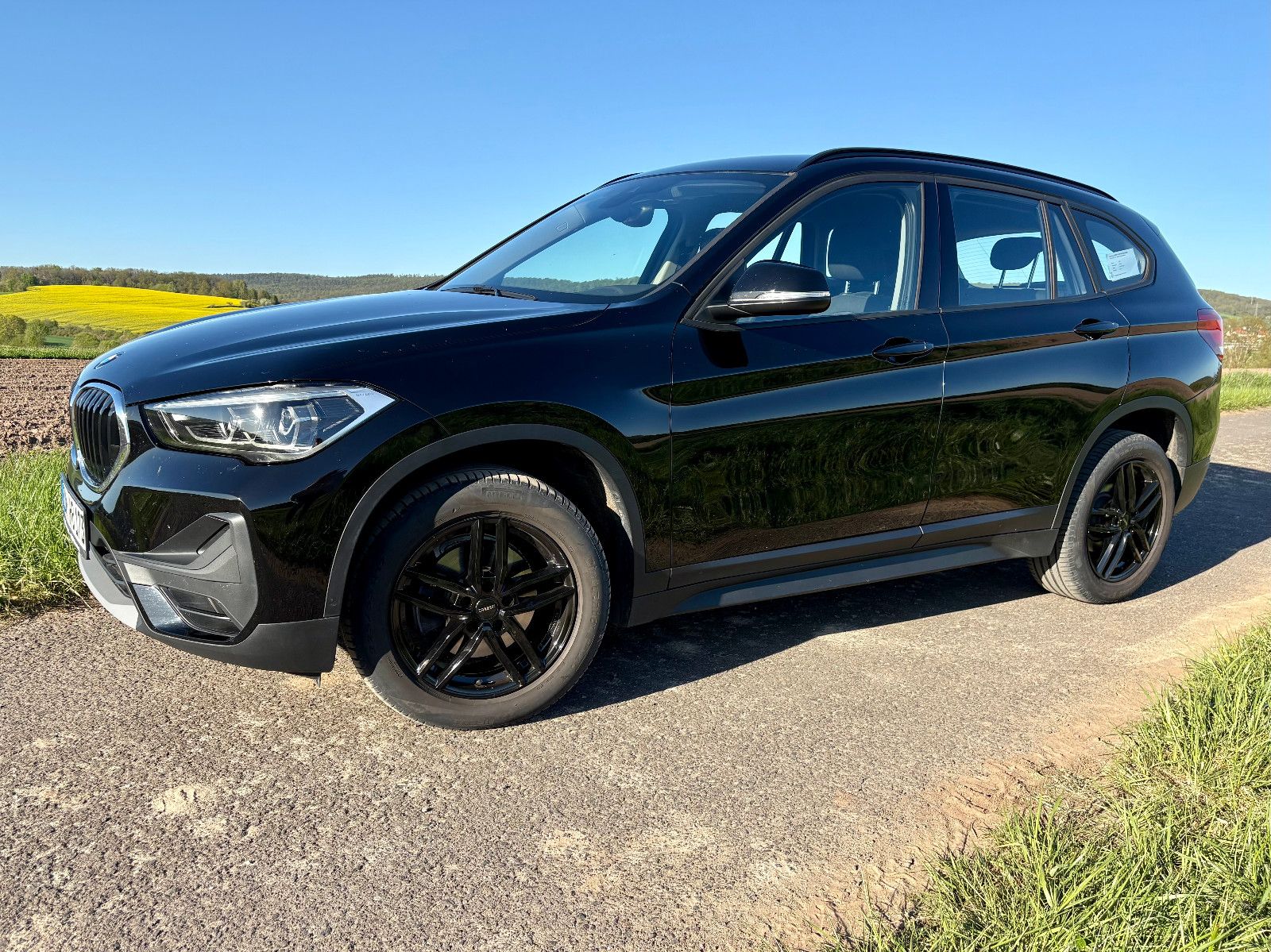 BMW X1 sDrive18i Advantage * 8-fach bereift * Navi