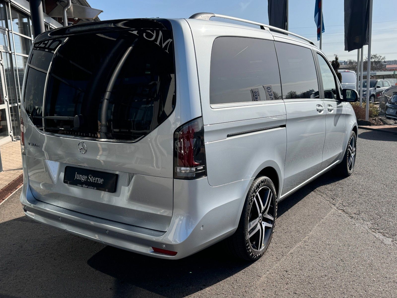 Fahrzeugabbildung Mercedes-Benz V 300 d AVA Stdheiz AHK2,5to DISTRONIC 360Kamera
